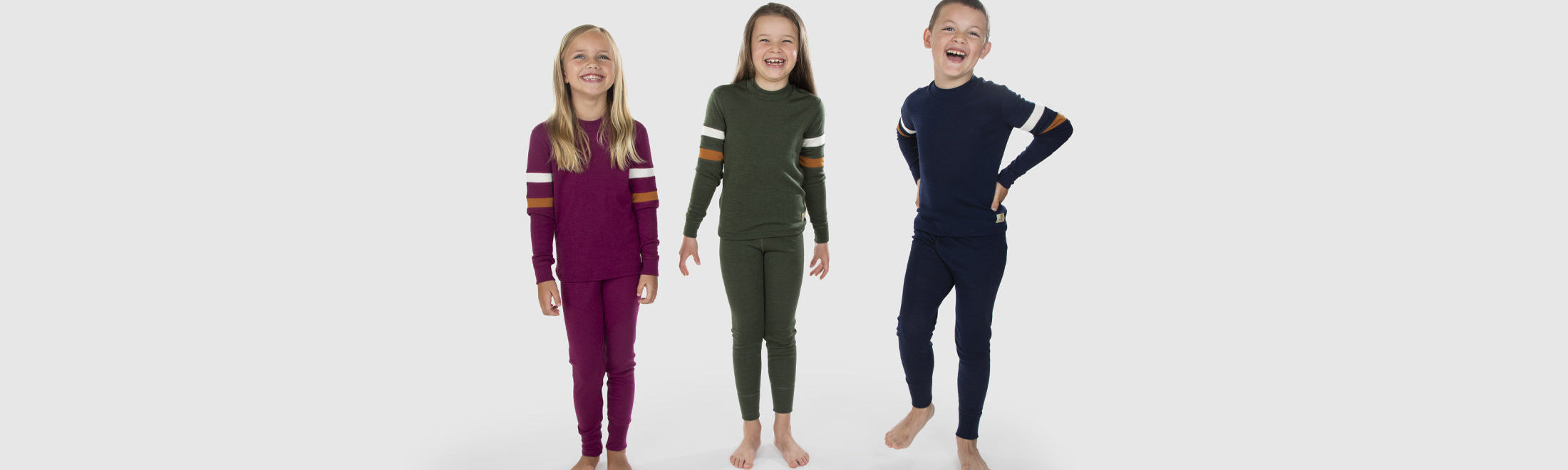 Tre barn med Janus ullundertøy på.