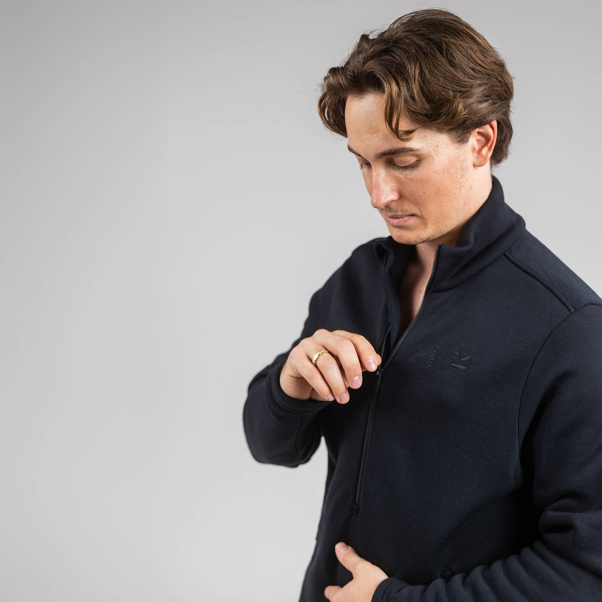 Detaljer, Janus x Kleveland ullfleece polo med zip til herre, farge svart