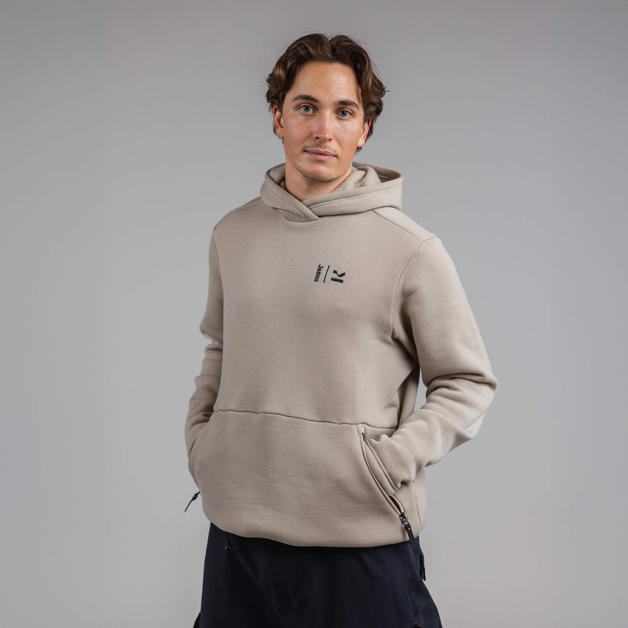 Janus x Kleveland ullfleece hettegenser til herre, farge beige
