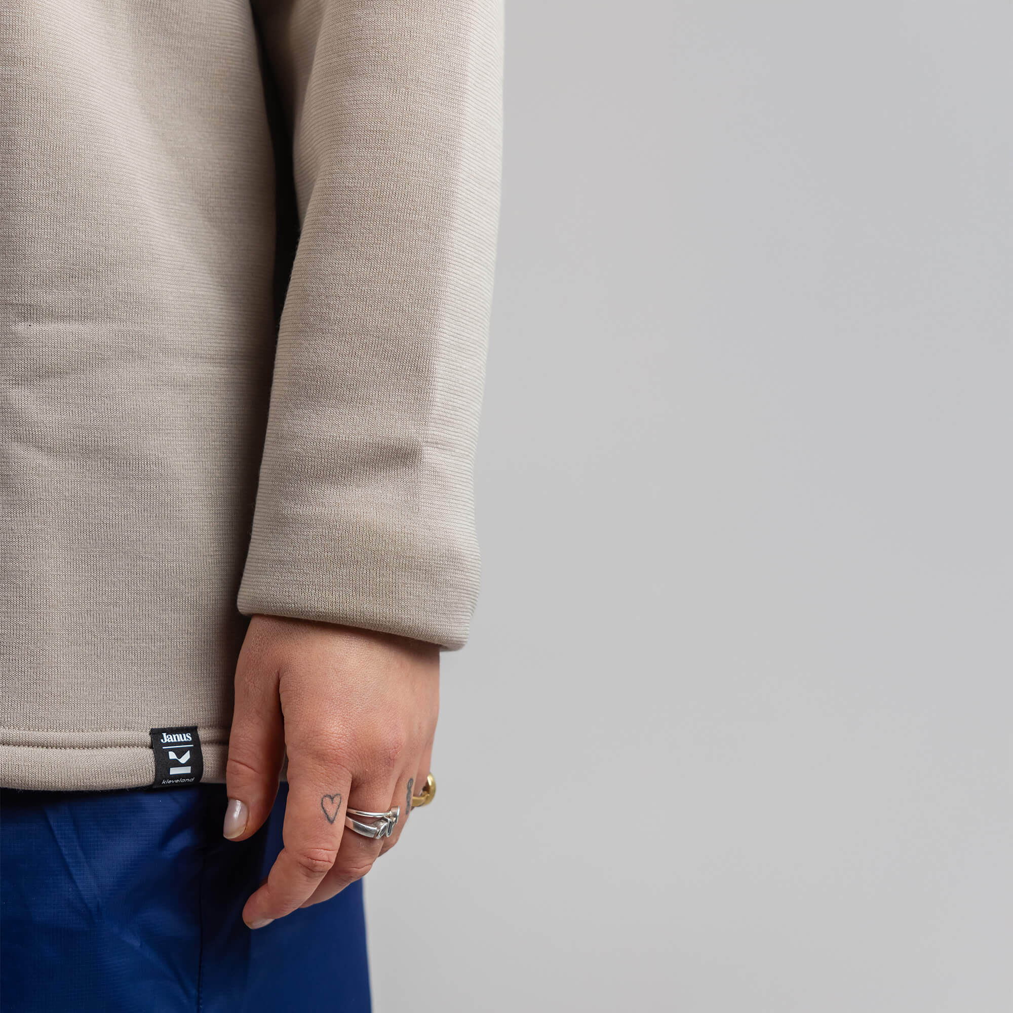 Detaljer, Janus x Kleveland ullfleece crew neck til dame, farge beige