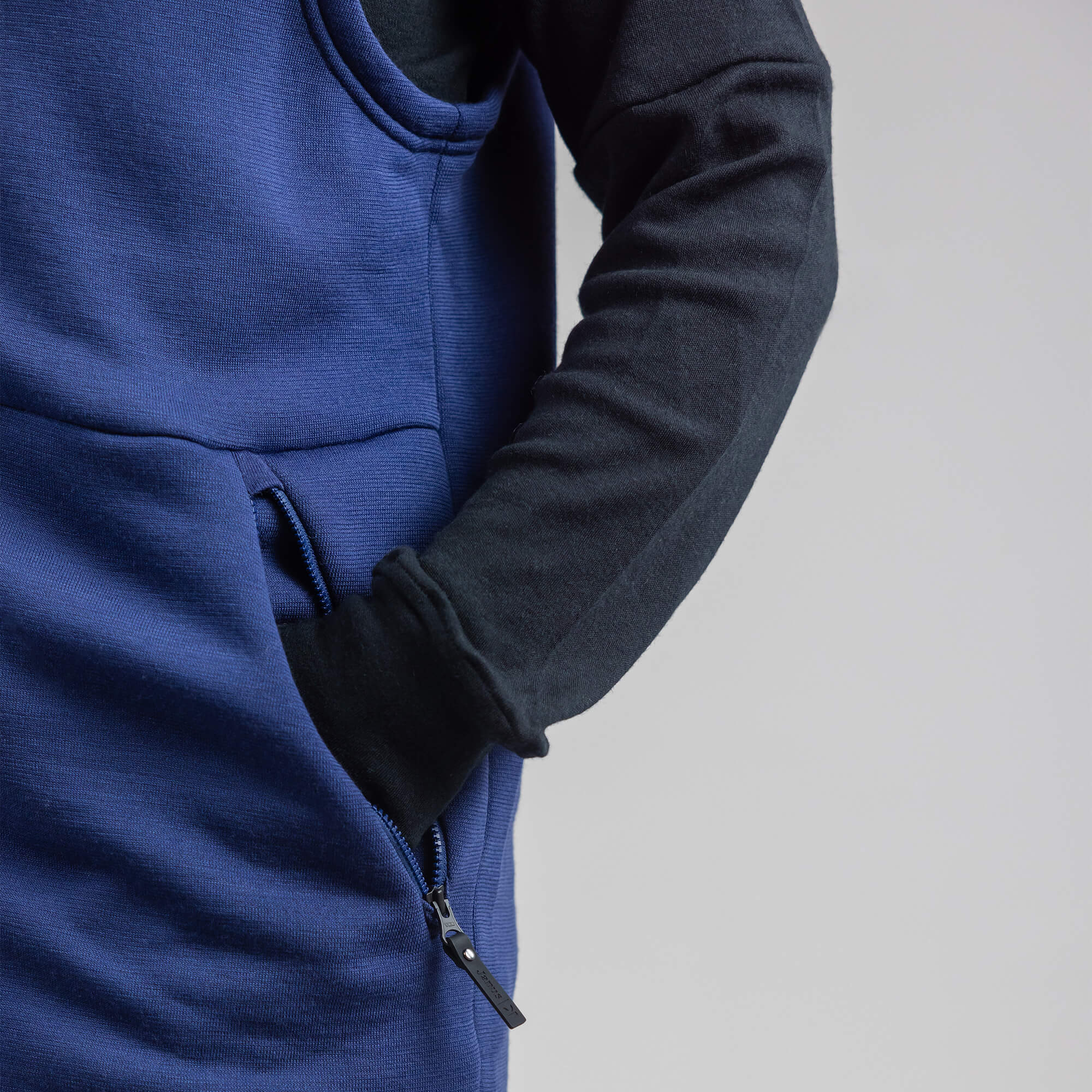 Detaljer, Janus x Kleveland ullfleece vest til herre, farge blå