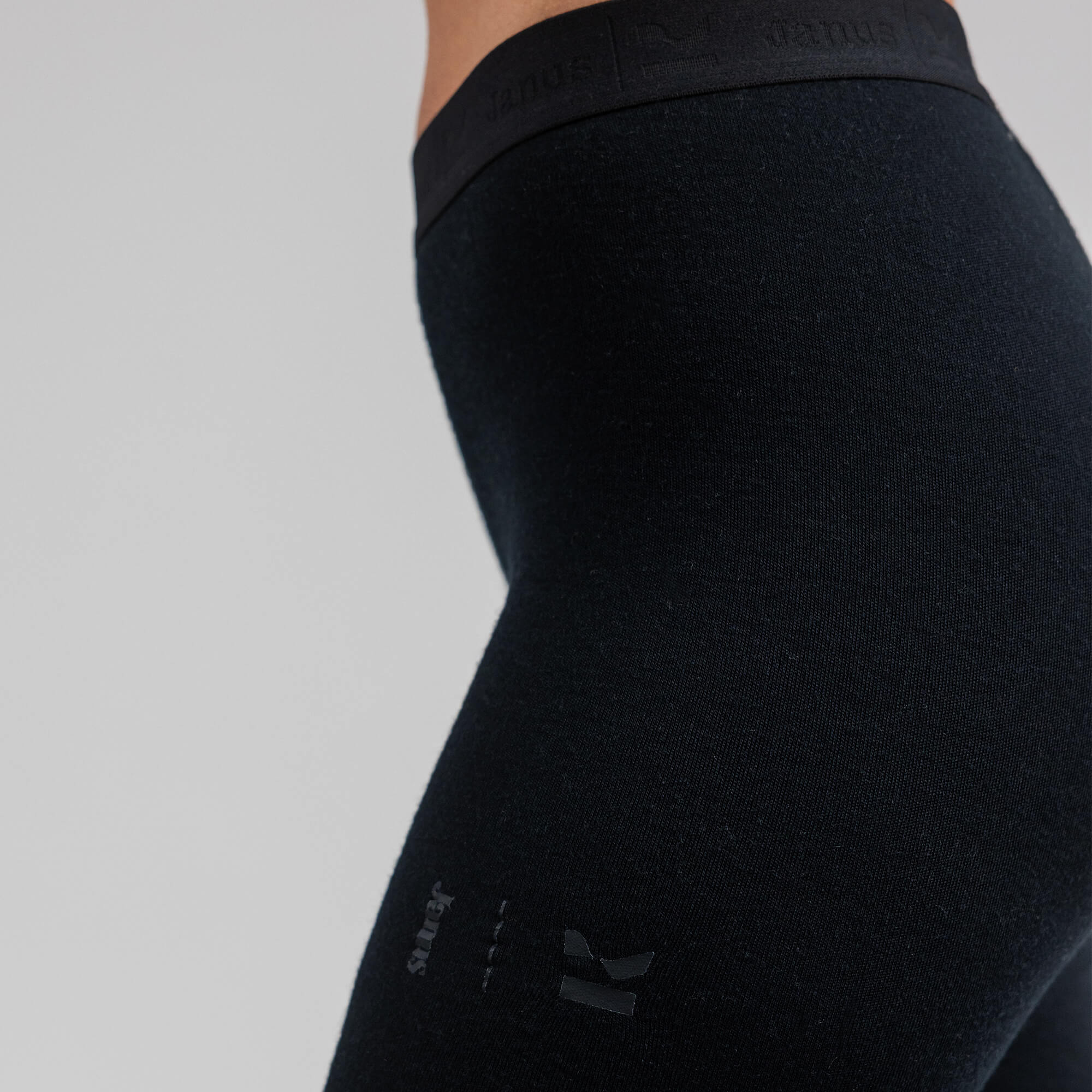 Detaljer, Janus x Kleveland merino ulllongs til dame, farge svart