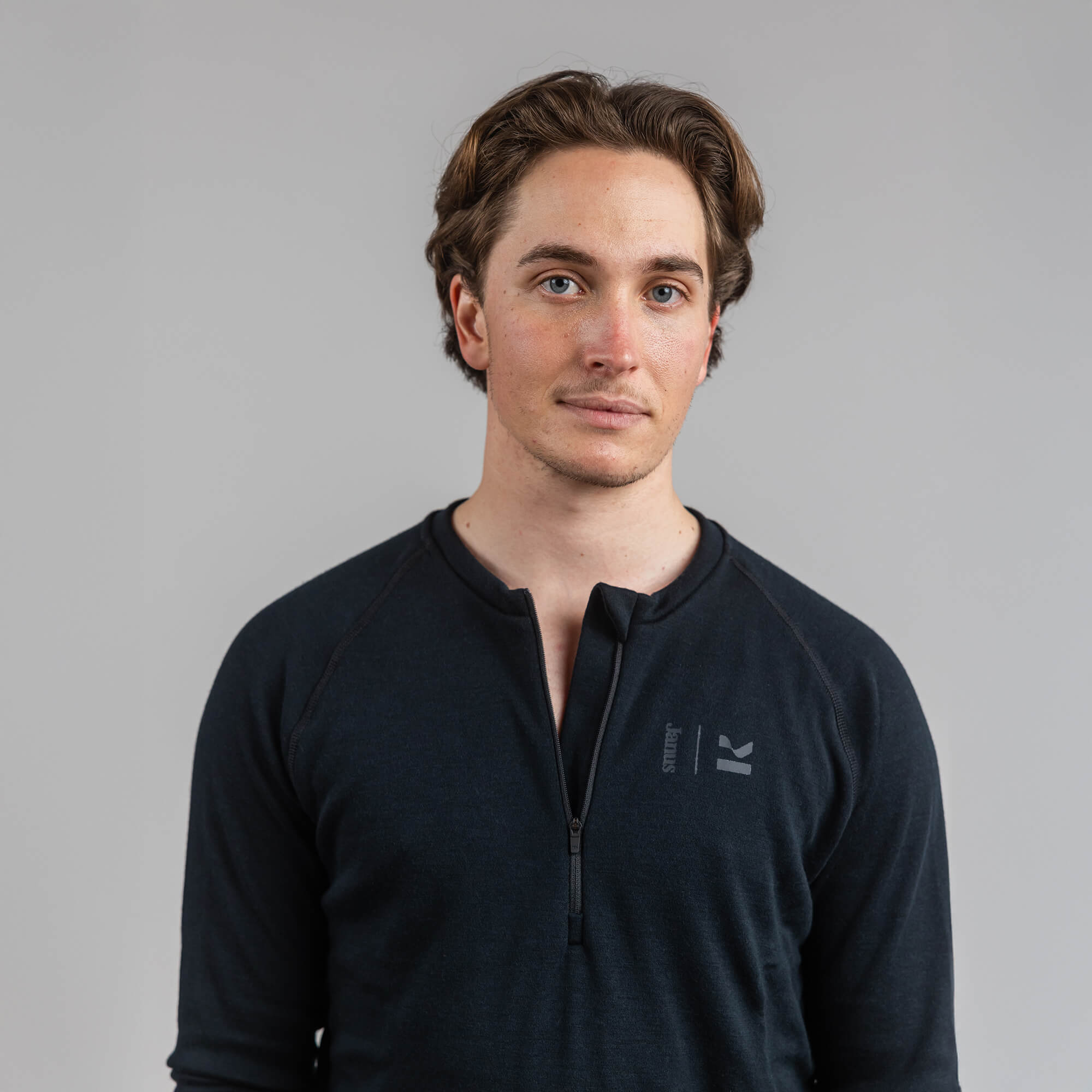 Detaljer, Janus x Kleveland merinoull tolags trøye med zip til herre, farge svart