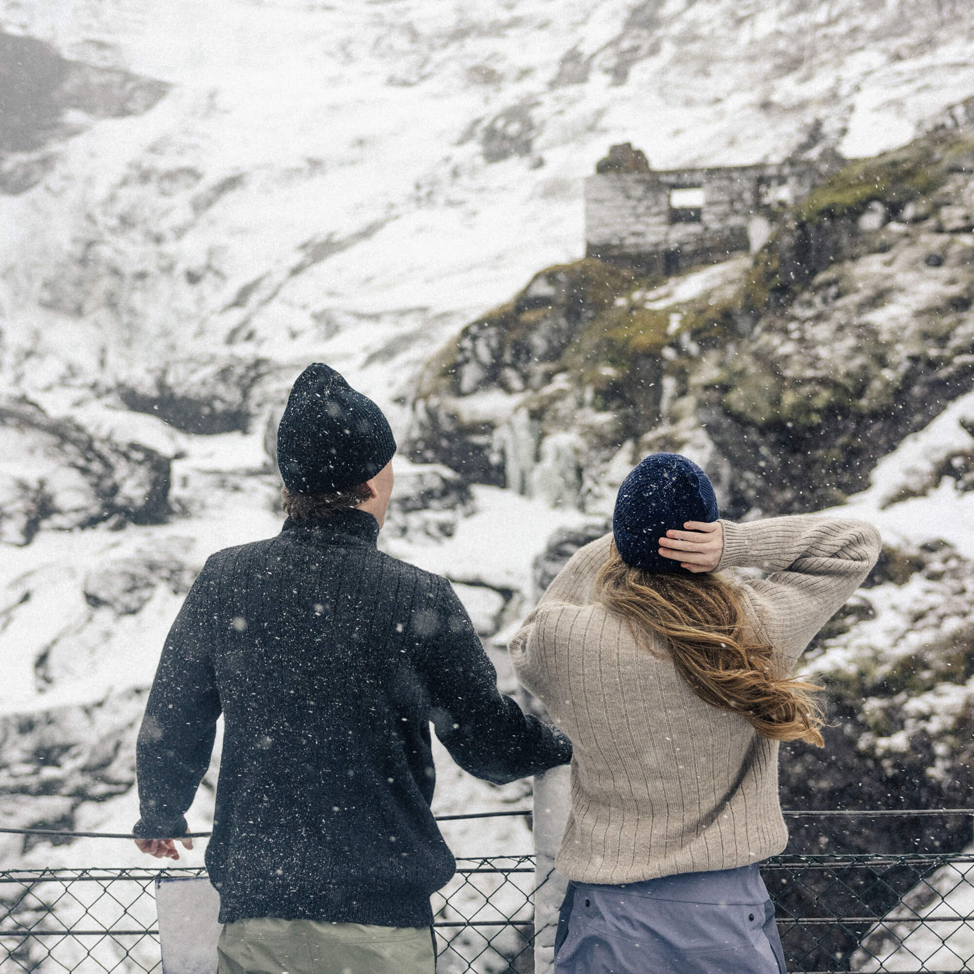 Gutt og jente på snøfjell med Janus Wool Finse genser