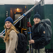 Gutt og jente ved toget med ski og Janus Finse genser i farge beige og blå