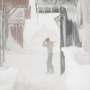Jente på snøfjell med Janus Wool Finse genser i farge beige