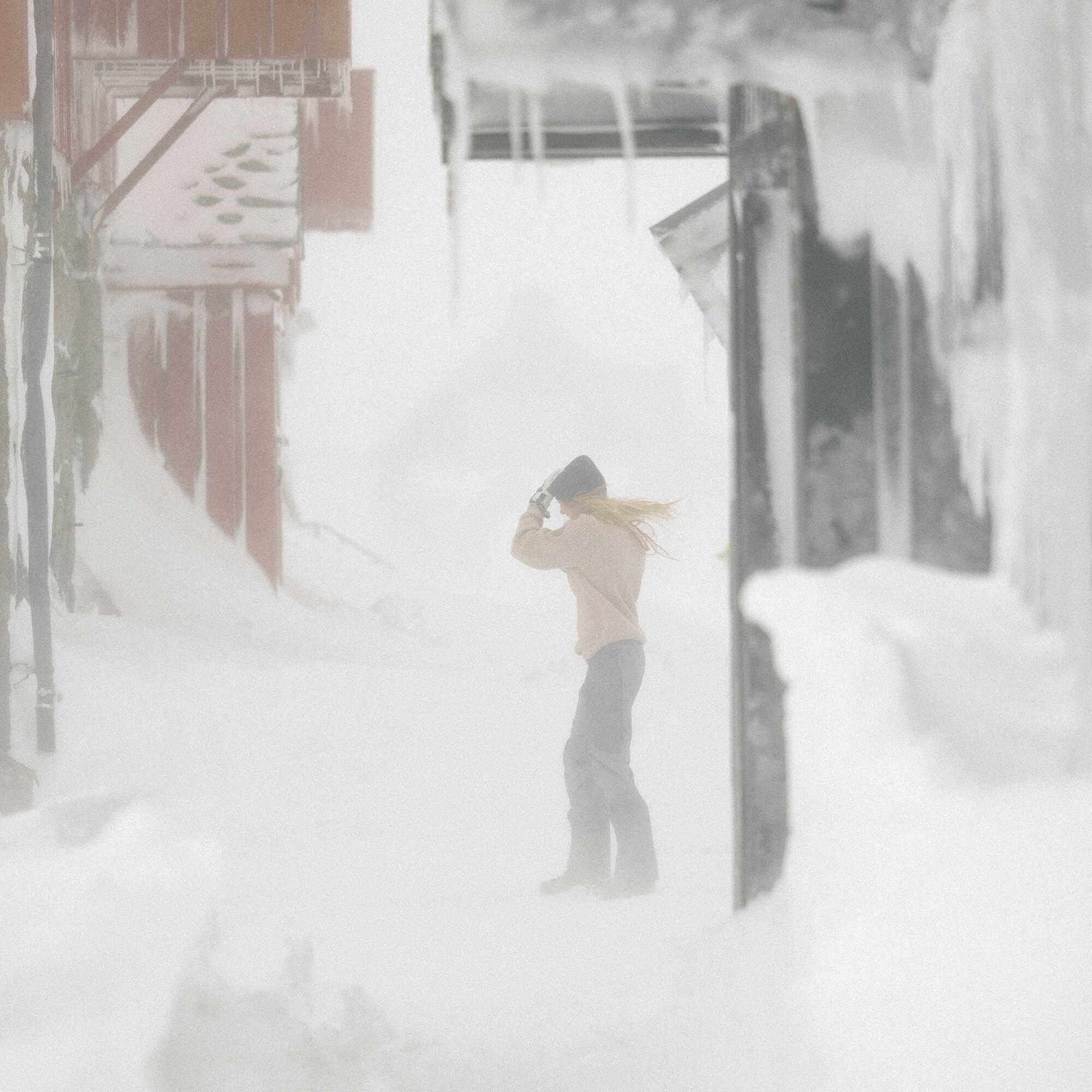 Jente på snøfjell med Janus Wool Finse genser i farge beige