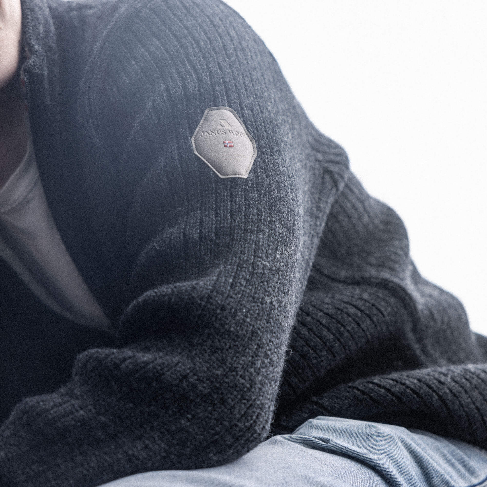 Detaljer av Janus Wool Finse genser, farge svart