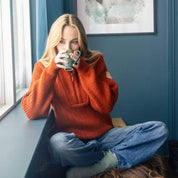 Jente med Janus Wool Finse genser, i farge rød