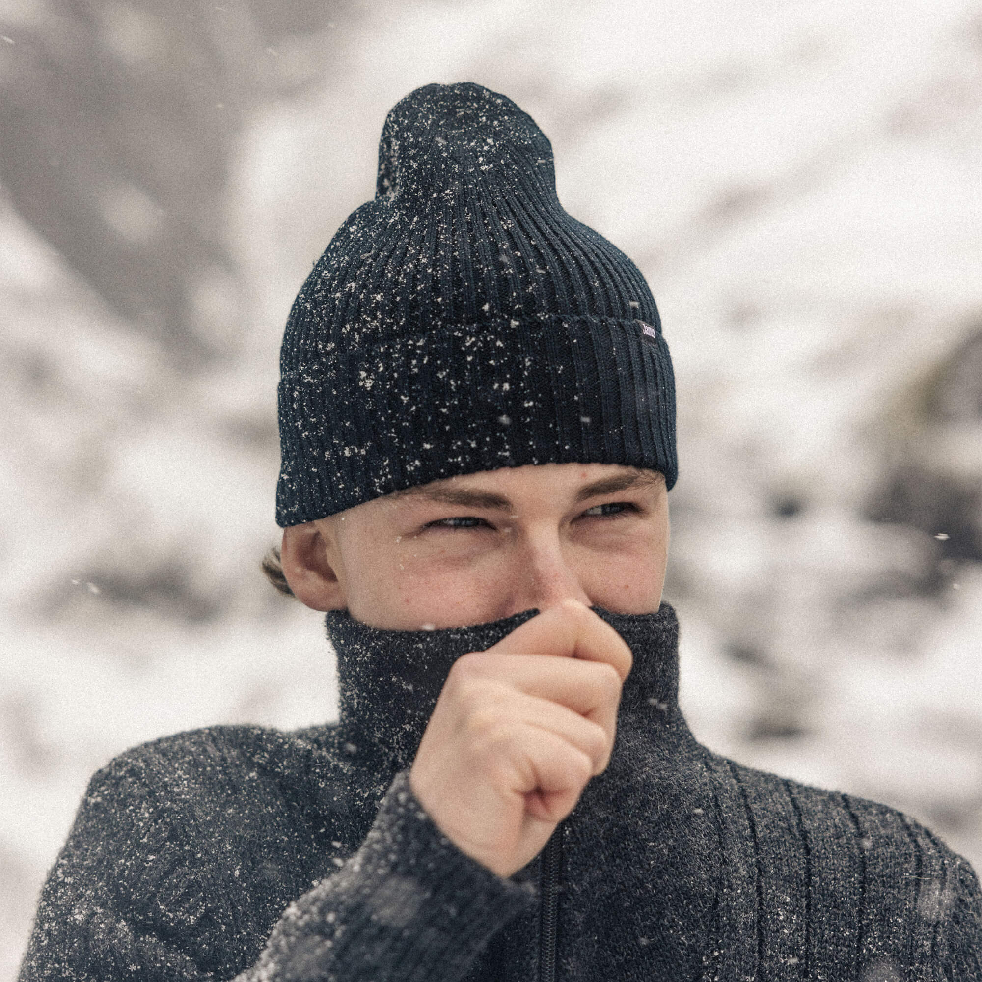 Gutt på snøfjell med Janus ullue og Finse genser i farge svart