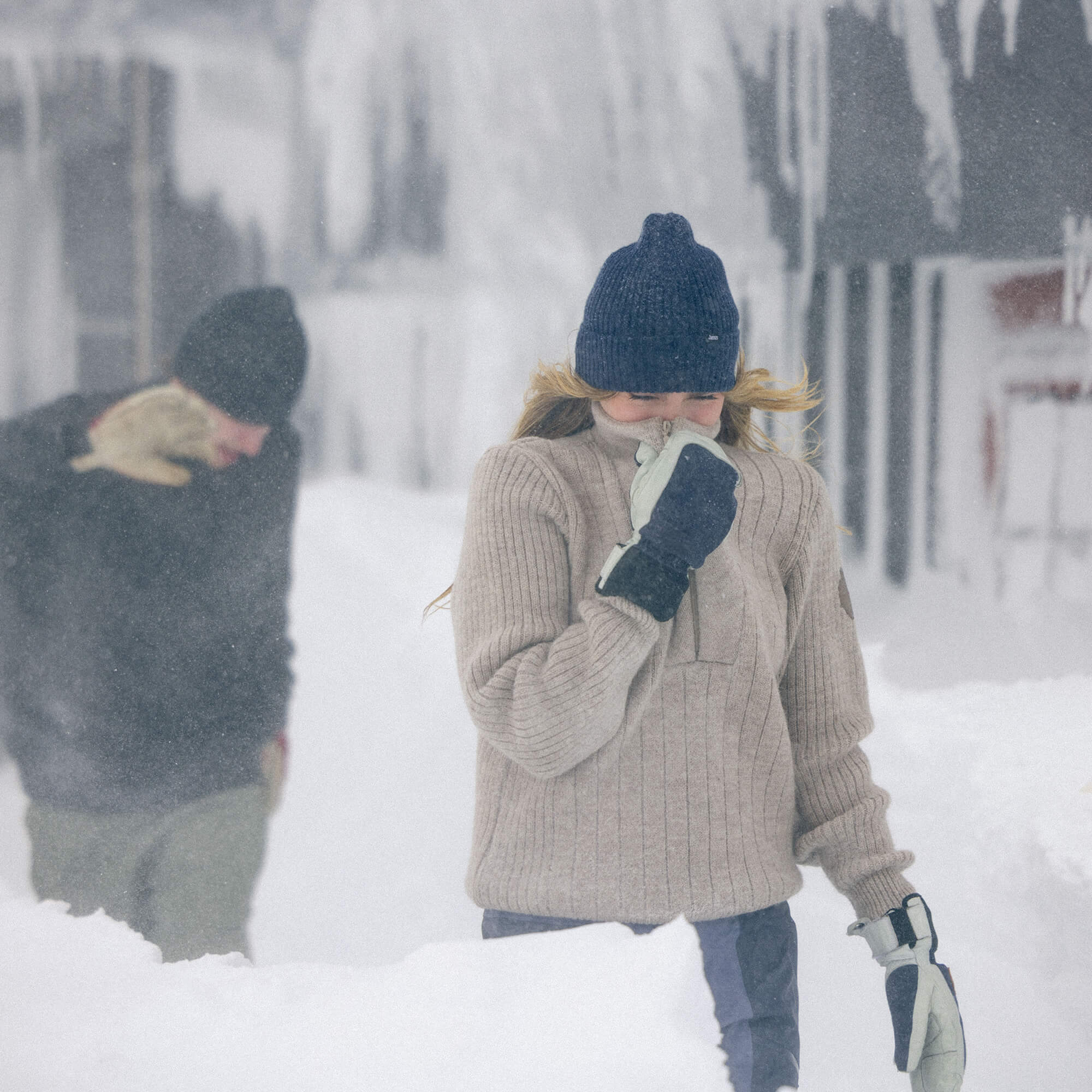 Jente på snøfjell med Janus Wool Finse genser, i farge beige