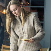 Jente med Janus Wool Finse genser, i farge beige