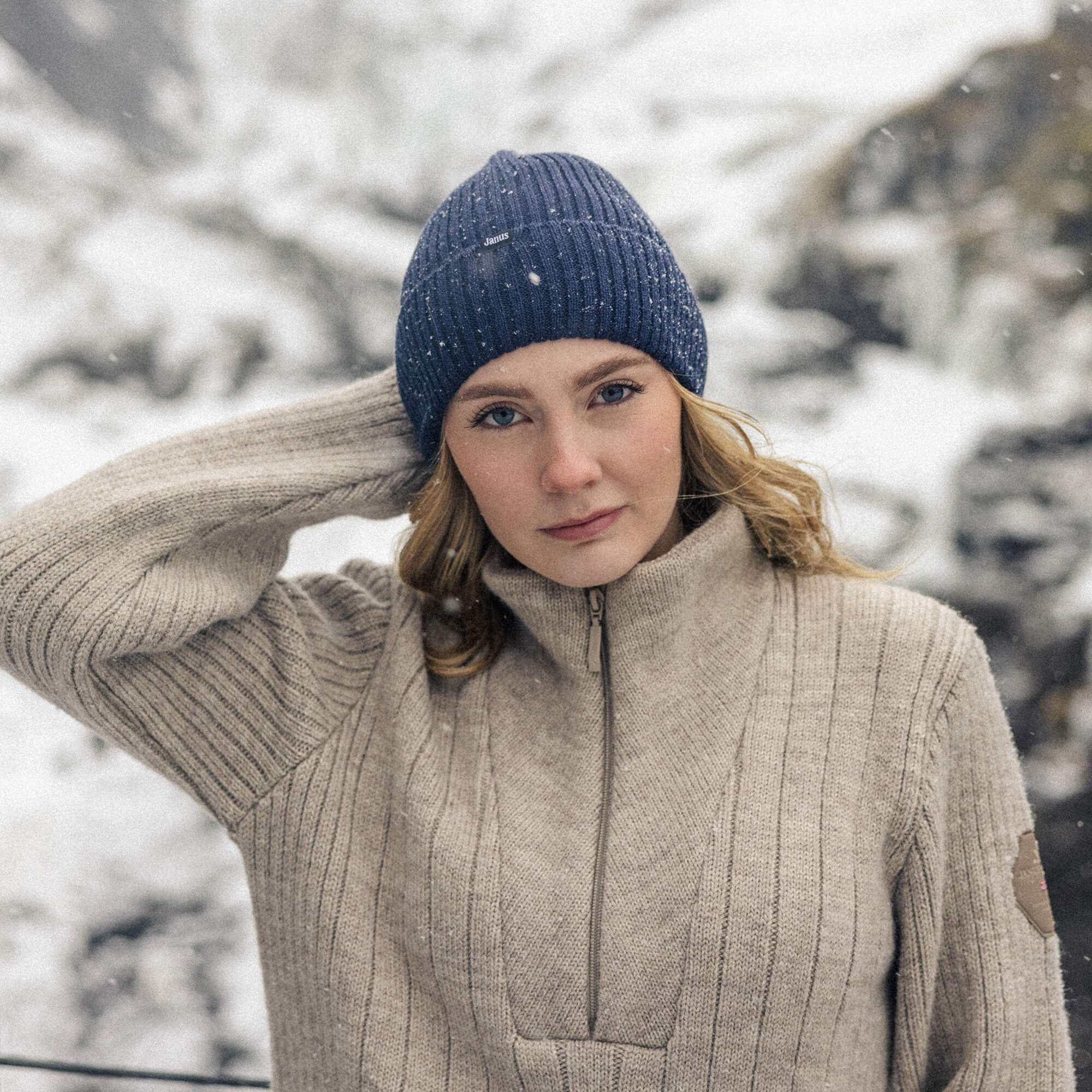 Jente på snøfjell med Janus Wool Finse genser, i farge beige