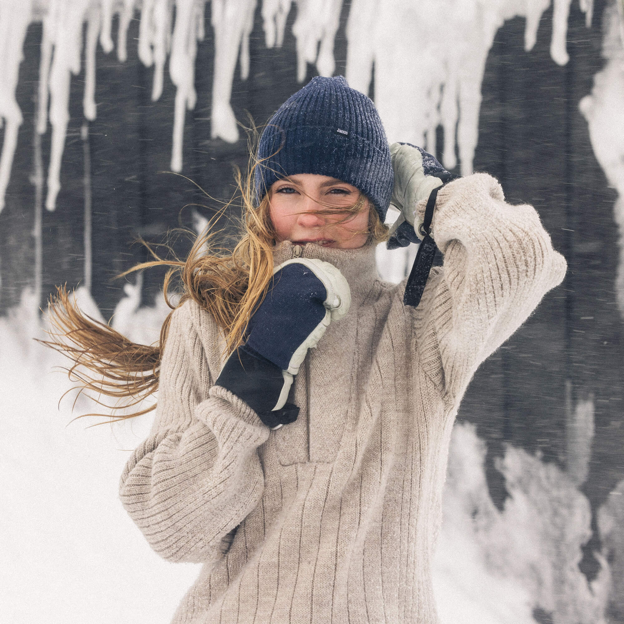 Jente på snøfjell med Janus Wool Finse genser, farge beige