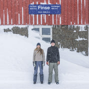 Jente og gutt på Finse stasjon med Janus Wool Finse gensere i farge beige og svart