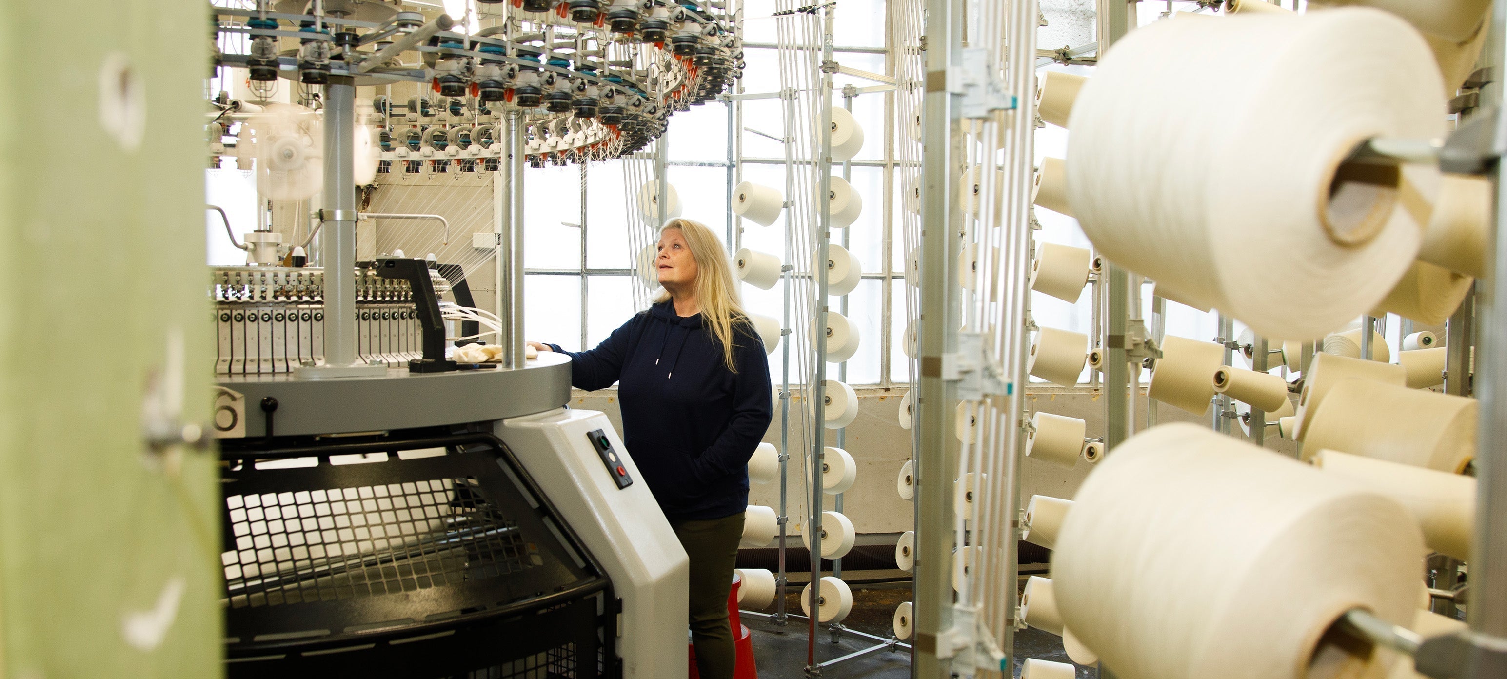 Janus ansatt ved strikkemaskin