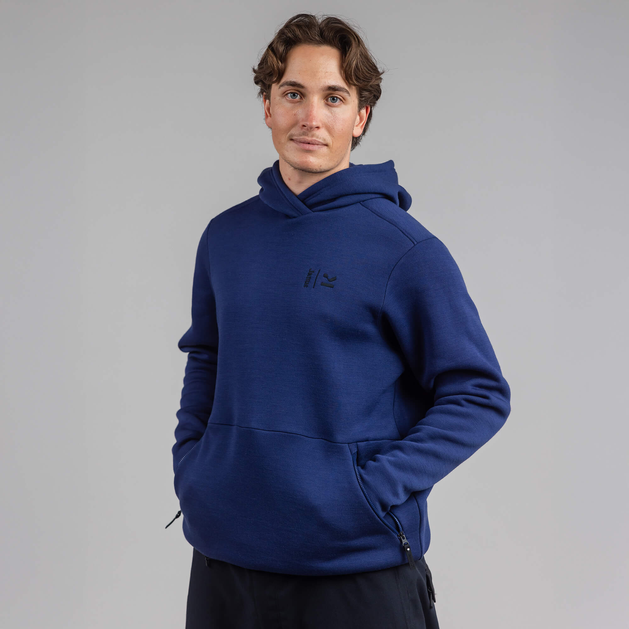 Janus x Kleveland ullfleece hettegenser til herre, farge blå