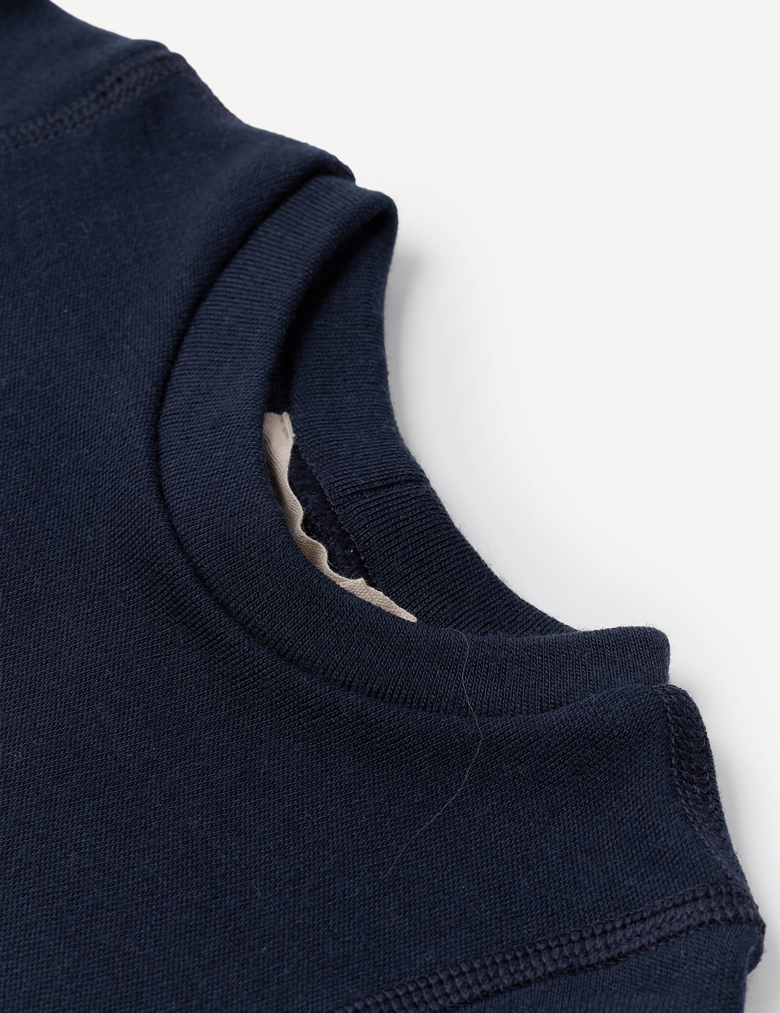 Close-up of the Body – Merino Baby AirWool in navy blue, highlighting the neckline seam with visible stitching and a glimpse of the inner lining at the collar, emphasizing its breathable comfort.