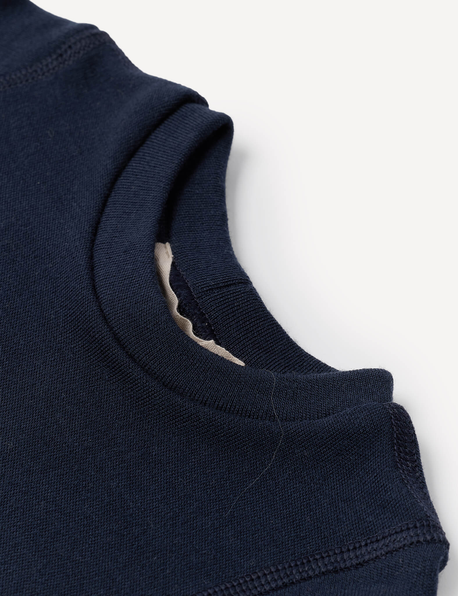 Close-up of the Body – Merino Baby AirWool in navy blue, highlighting the neckline seam with visible stitching and a glimpse of the inner lining at the collar, emphasizing its breathable comfort.