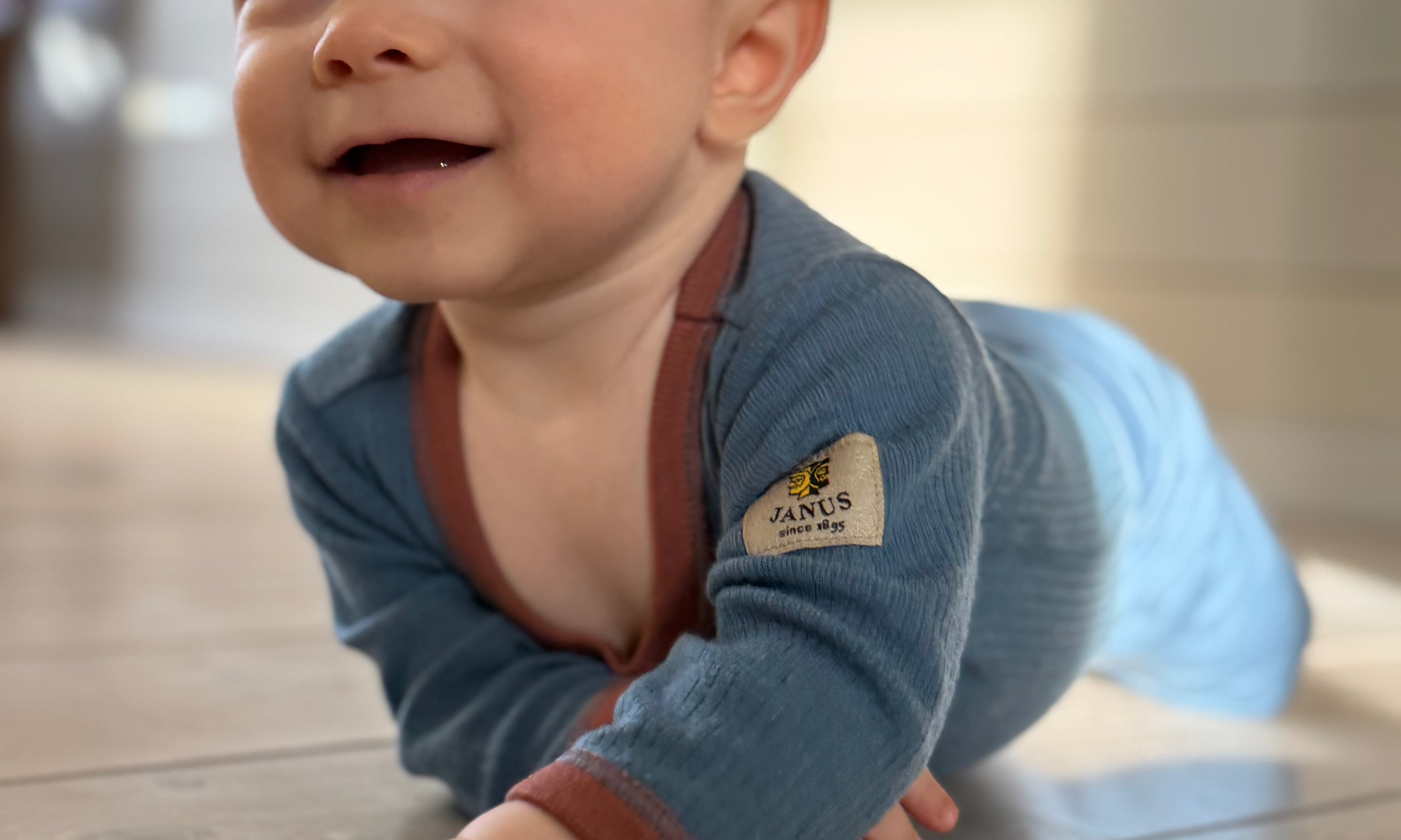 Baby med Janus ullbody i farge blå
