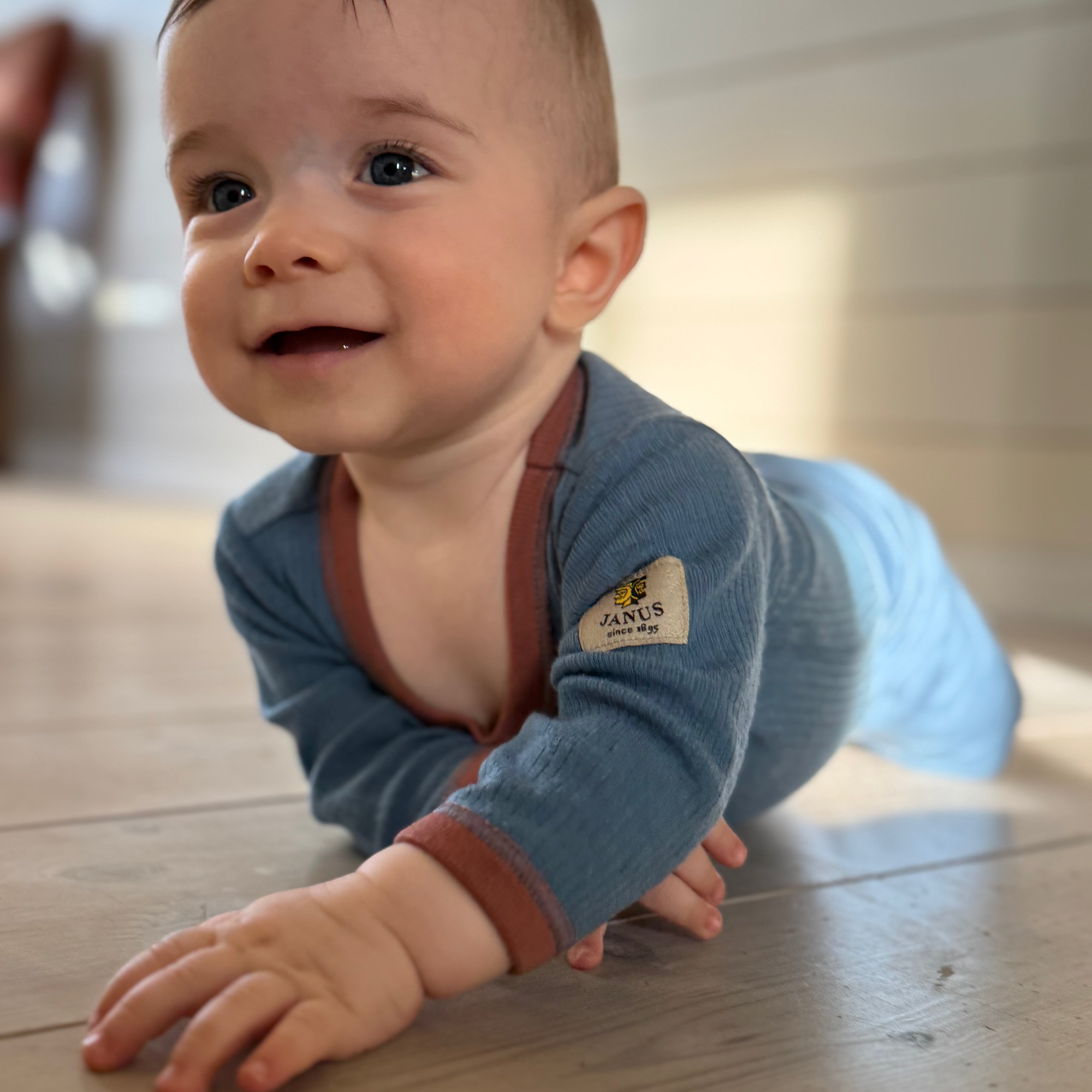 Baby med Janus ullbody i farge blå