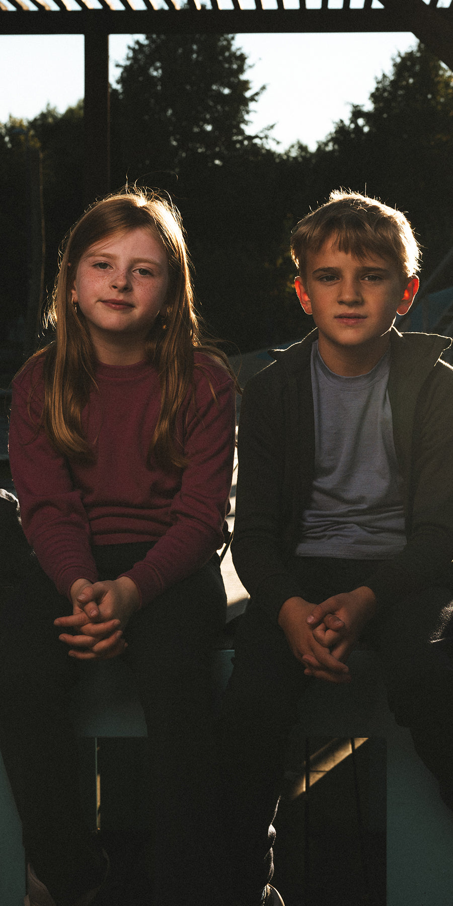 Janus_kids_front_lifestyle_bench_mobil_rev02.jpg
