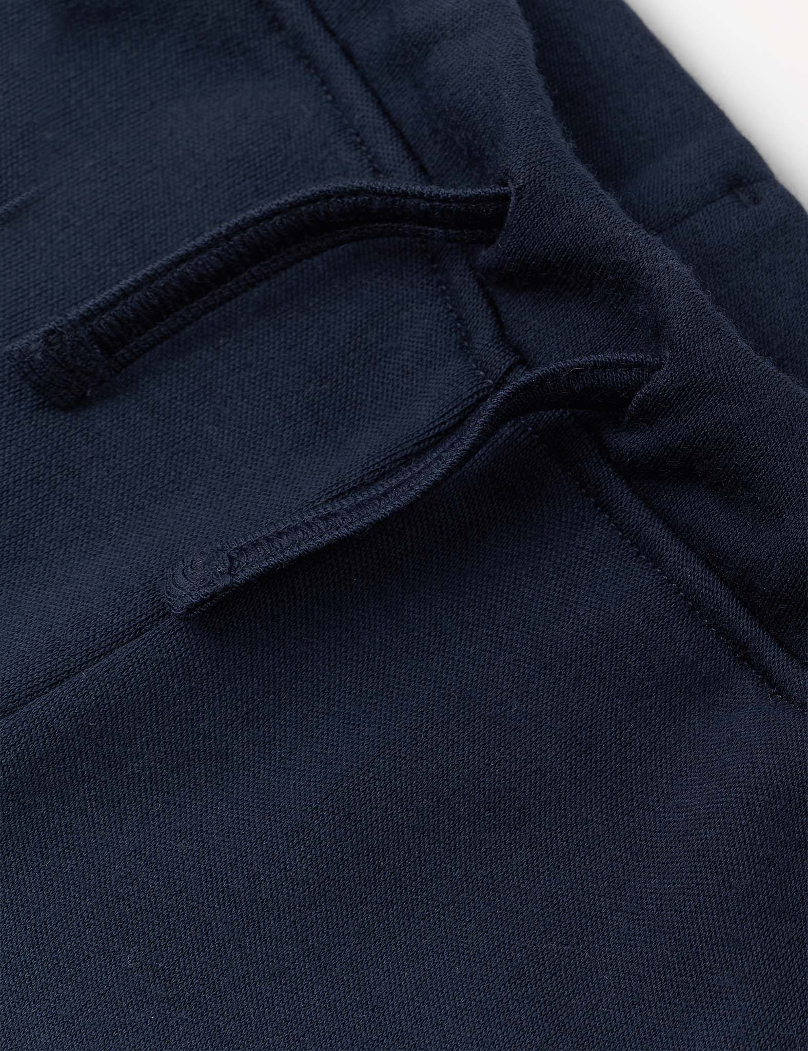 Close-up of the Sweatpants – Merino Kids AirWool in navy blue, featuring a fabric drawstring and a stitched waistband.