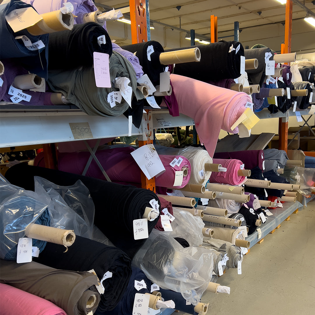 Fargerik ull på hyller