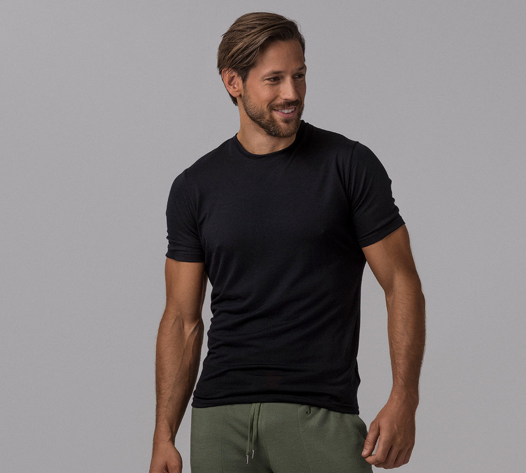 Mann med Janus merino t-skjorte, farge svart